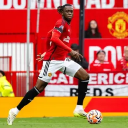 Aaron Wan-Bissaka mang lại niềm vui cho MU