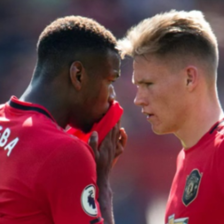 McTominay khéo léo lừa Pogba.