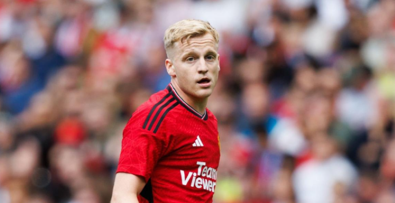 Van de Beek tạm thời rời xa sân Old Trafford.