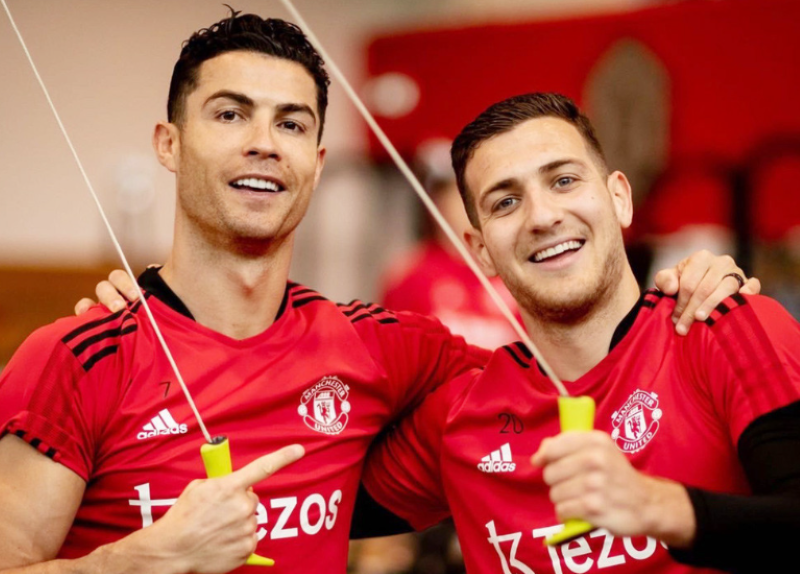 Ronaldo và Dalot duy trì mối quan hệ thân thiết